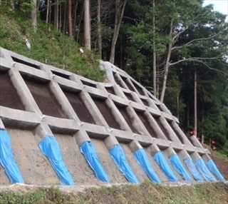 緊急急傾斜地崩壊対策工事
                        小原田代区域